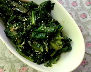 Жареные салатные листья с имбирем