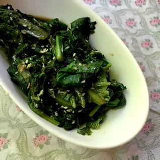 Жареные салатные листья с имбирем