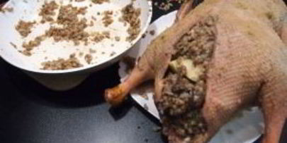 гусь с гречкой, грибами и печенью в рукаве