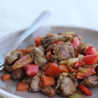 Куриная печень с овощами