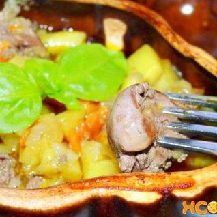 Куриная печень в горшочках с картошкой