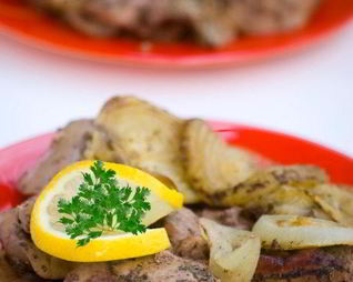 Маринованная куриная печень со сладким перцем, луком, чесноком и имбирем