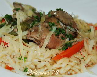 Паровая печенка с пастой орзо