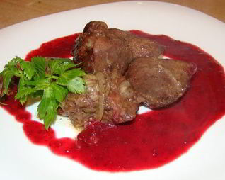 Печень птицы в ягодном соусе