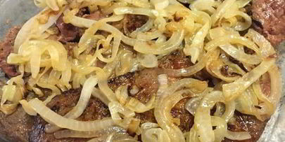 печень с грибами под сливочным соусом