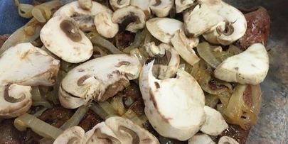 печень с грибами под сливочным соусом