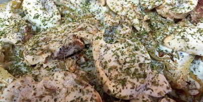 печень с грибами под сливочным соусом