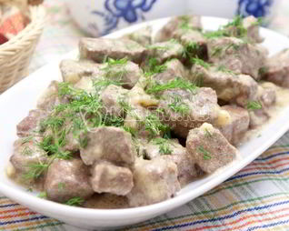 Печень тушеная в сметане