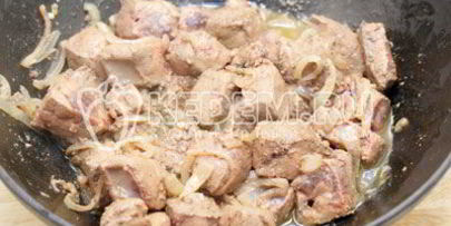 печень тушеная в сметане