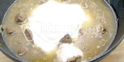 печень тушеная в сметане