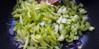 джамбалайя с бурым рисом и копченой курицей