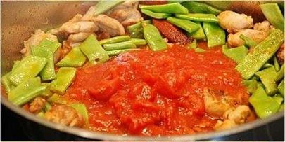 паэлья с колбасой и морепродуктами