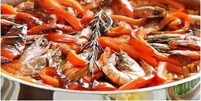 паэлья с колбасой и морепродуктами