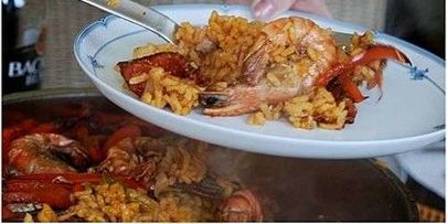 паэлья с колбасой и морепродуктами