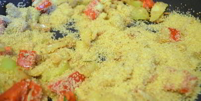 плов из кус-куса и куриного филе в восточном стиле