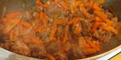 плов из утки в казане на плите