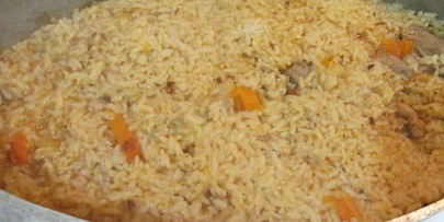 плов из утки в казане на плите