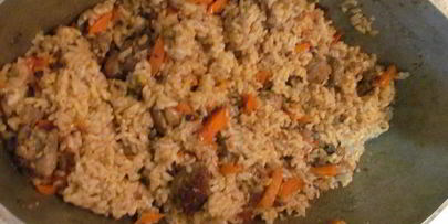 плов из утки в казане на плите