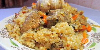 плов из утки в казане на плите