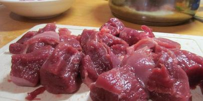 плов из утки в казане на плите