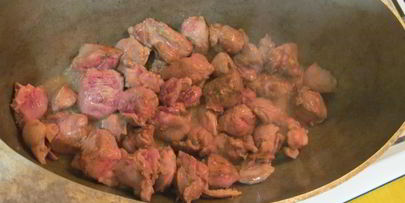 плов из утки в казане на плите