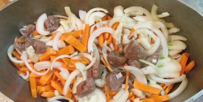 плов из утки в казане на плите