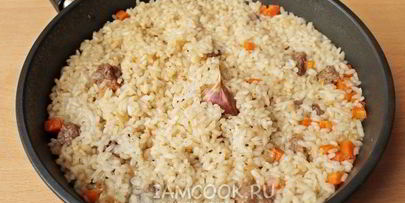 плов с говядиной на сковороде