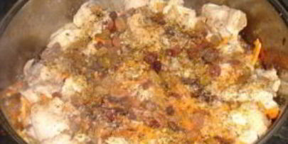 плов с курицей и изюмом
