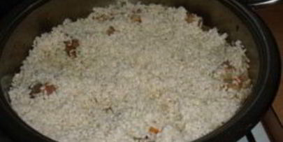 плов с курицей и изюмом