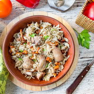 Плов с курицей и лисичками