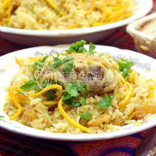 Плов с курицей, изюмом и морковью по-корейски