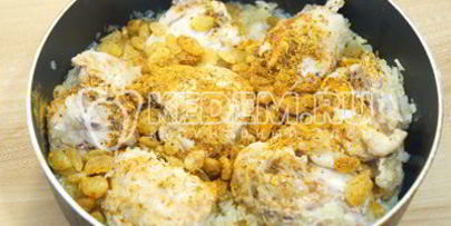 плов с курицей, изюмом и морковью по-корейски