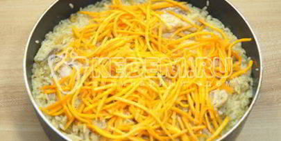 плов с курицей, изюмом и морковью по-корейски