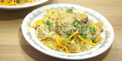 плов с курицей, изюмом и морковью по-корейски