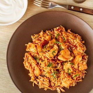 Пряный пилав с курицей и вялеными томатами