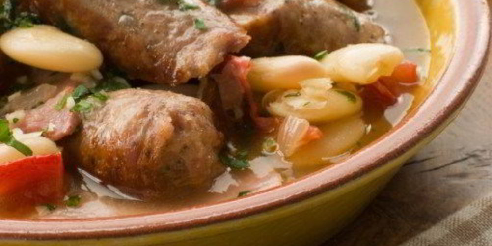 Рецепт колбаски с фасолевым рагу с соусом персилад