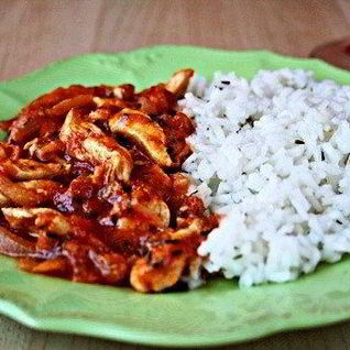 Куриное рагу с помидорами и луком