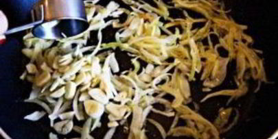 куриное рагу с помидорами и луком