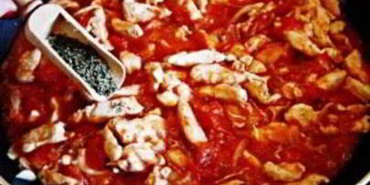 куриное рагу с помидорами и луком