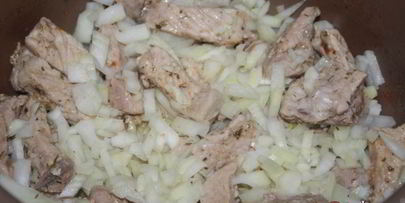 осеннее рагу с картофелем, свининой и кинзой в мультиварке