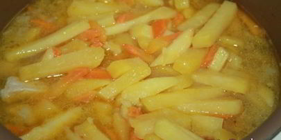 осеннее рагу с картофелем, свининой и кинзой в мультиварке