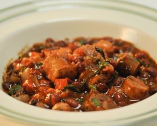 Острое рагу из колбасок и овощей