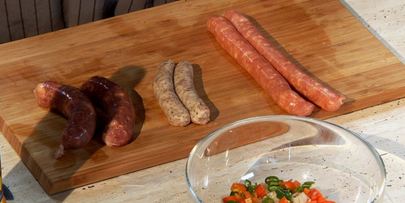 острое рагу из колбасок и овощей