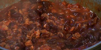 рагу из говядины и красной фасоли в томатном соусе