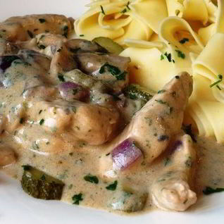 Рагу из индейки по-строгановски