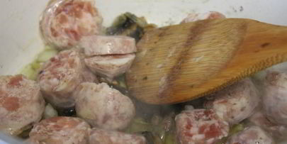 рагу с домашними колбасками и фасолью