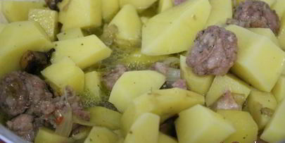 рагу с домашними колбасками и фасолью