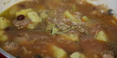 рагу с домашними колбасками и фасолью