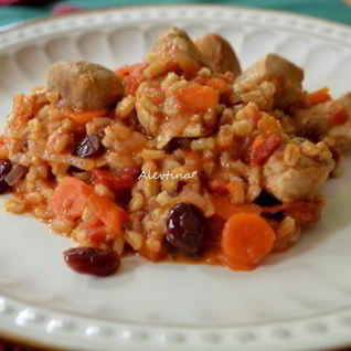 Свиное рагу с перловкой и клюквой