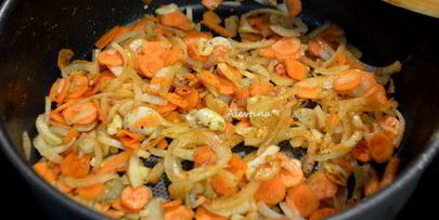 свиное рагу с перловкой и клюквой